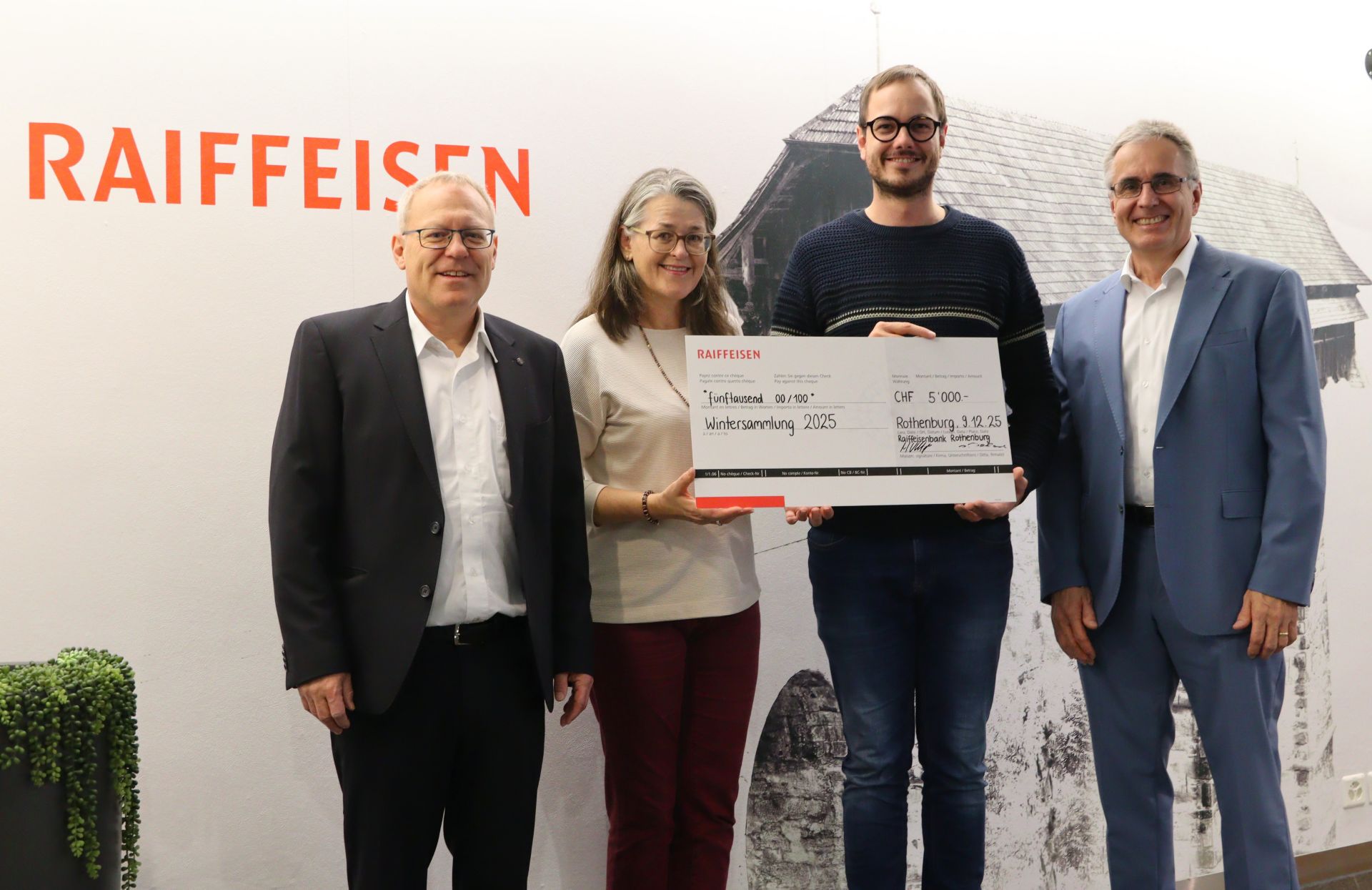 checkübegabe durch Markus Villiger und Jörg Bernhard an Gisela Dönni und Severin Lohri