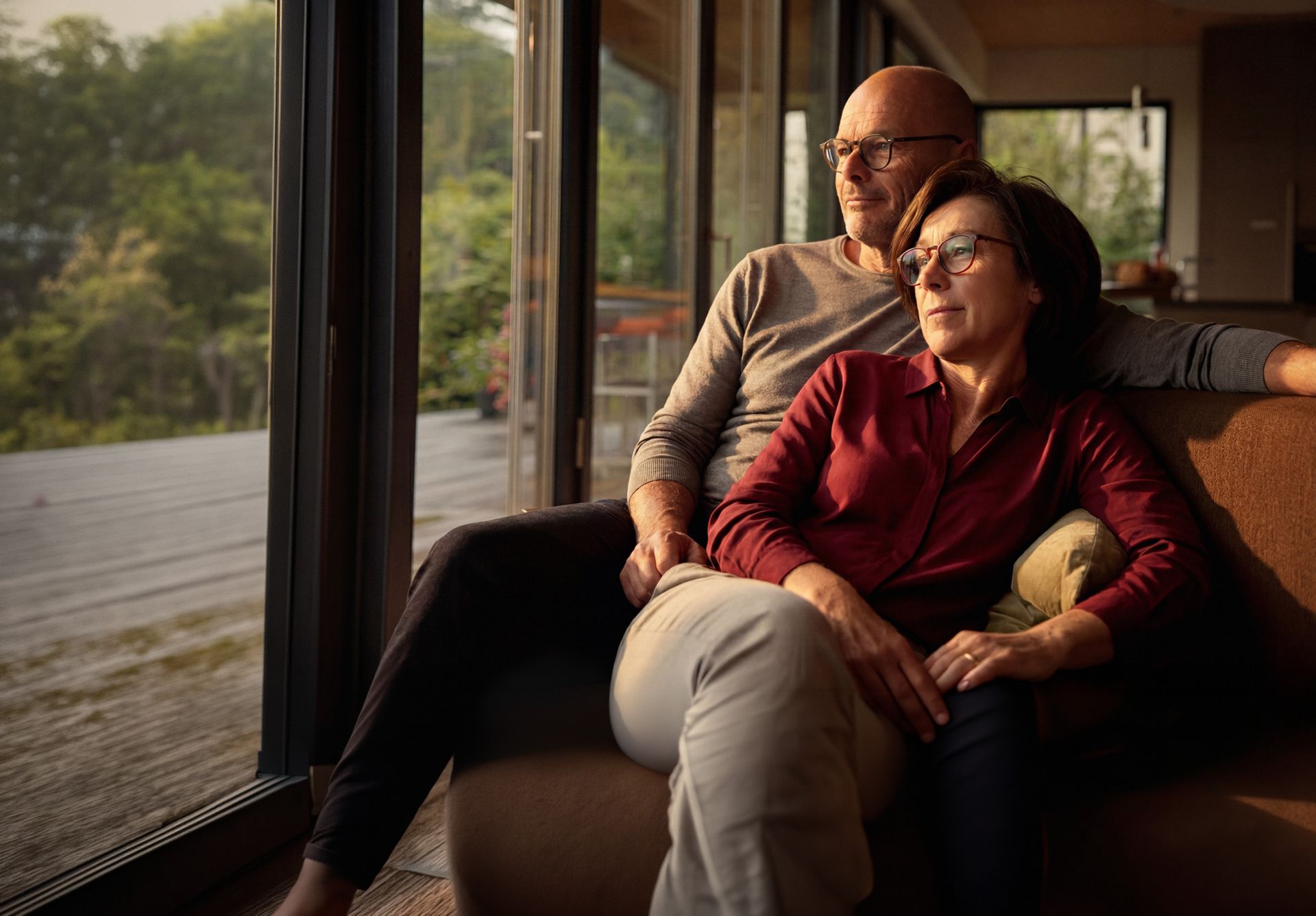 Zwei Personen auf Sofa