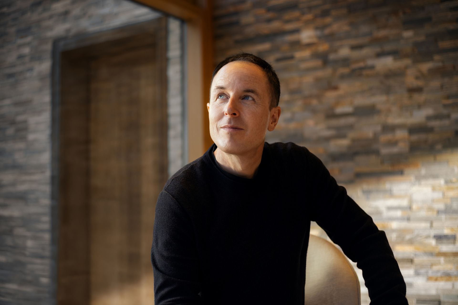 Viktor Röthlin regarde au loin