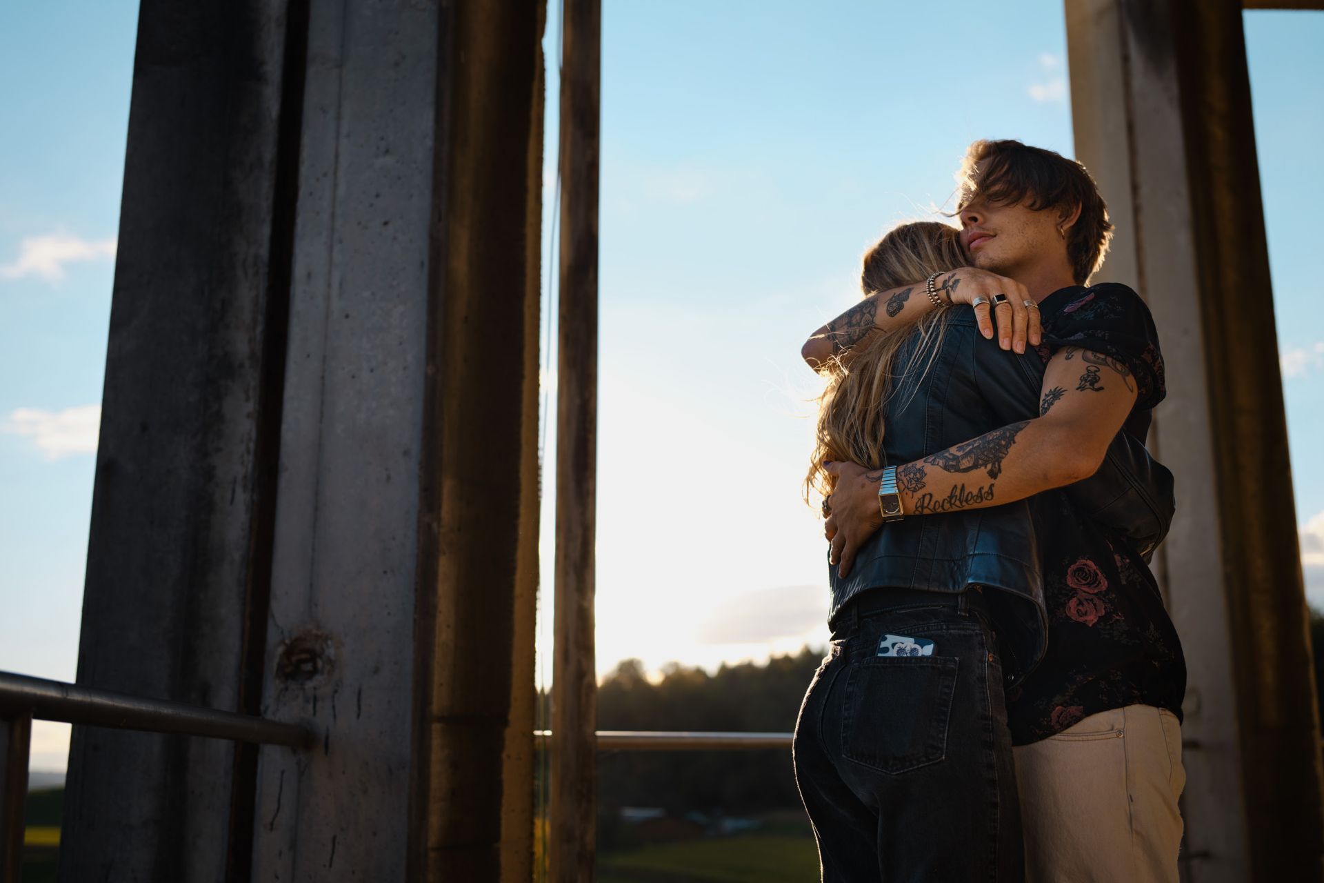 Coppia si abbraccia in piedi 