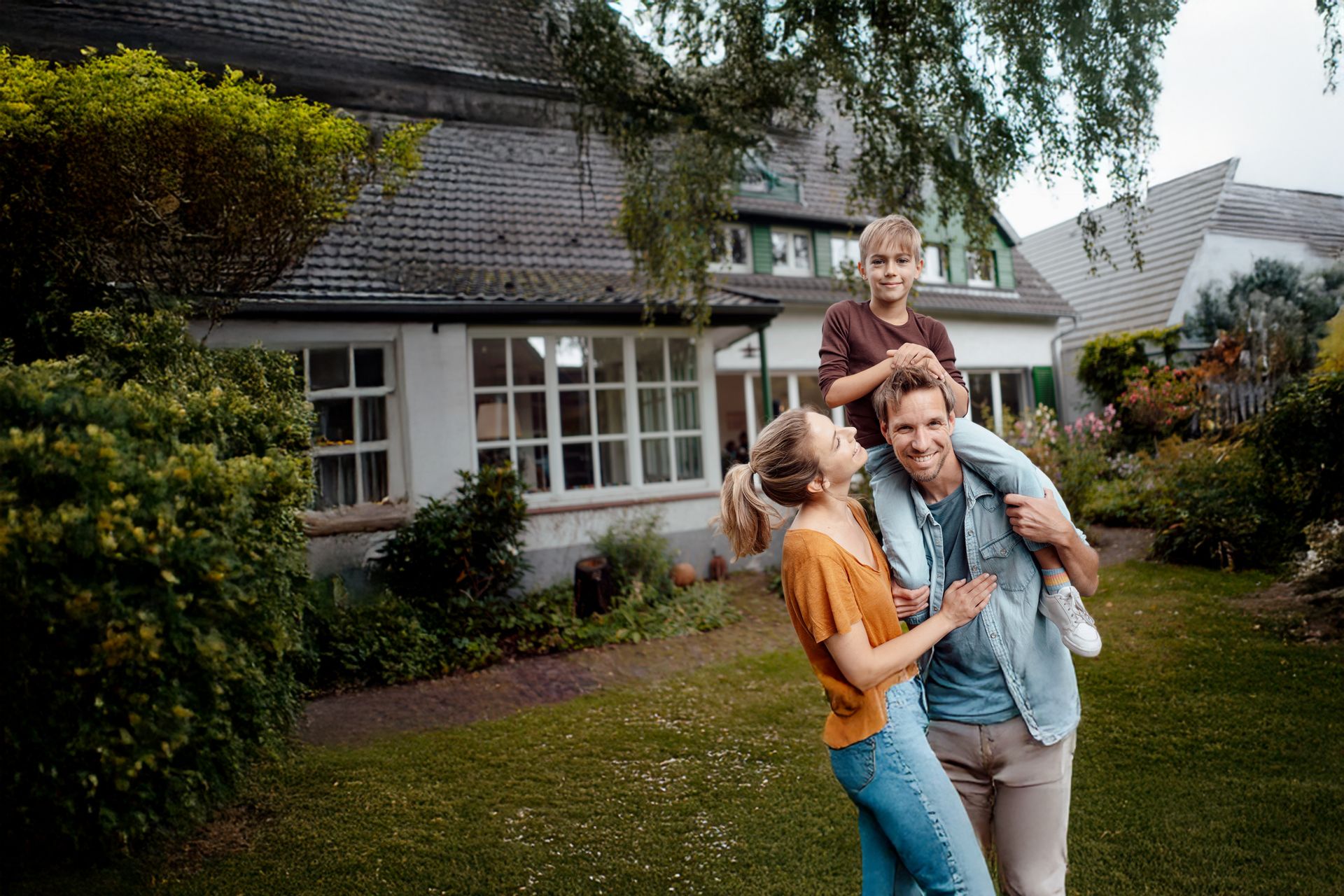 Famiglia davanti alla casa