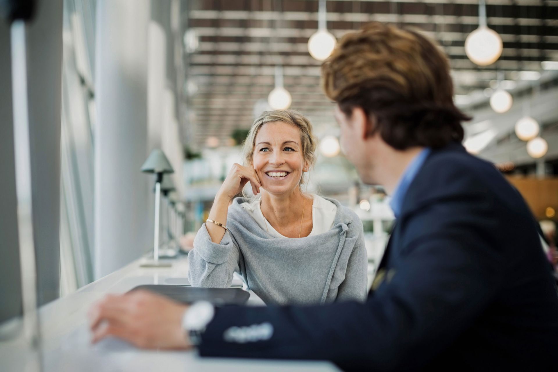 Femme et homme en conversation