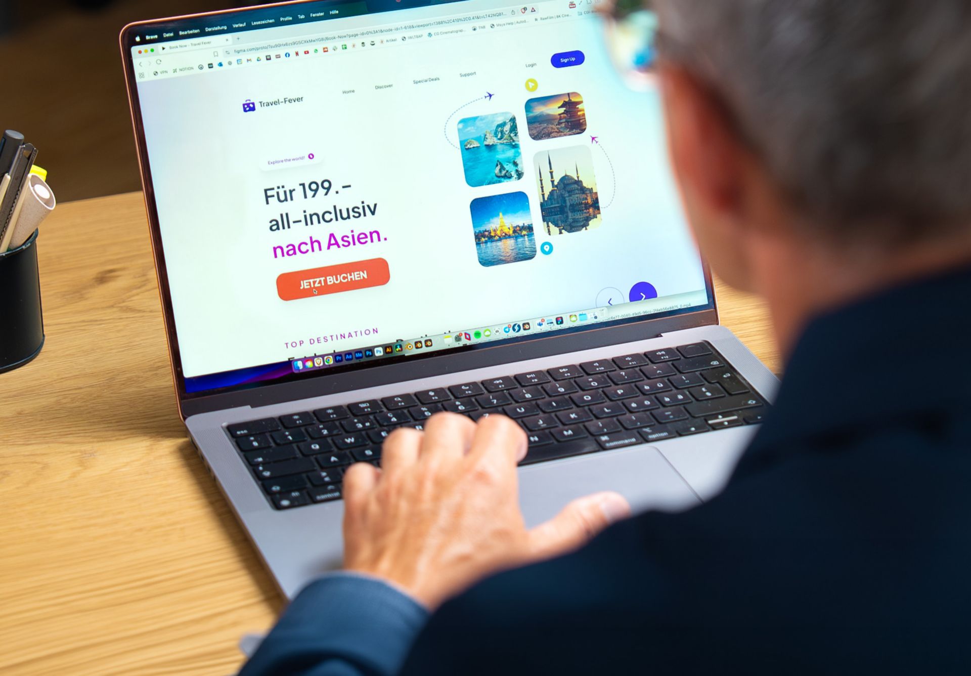 Fake Webseite am Laptop mit betrügerischem Angebot
