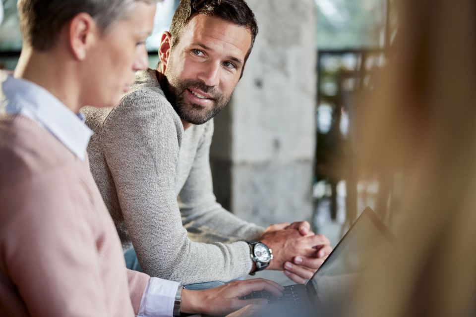 Paar sitzt vor Bildschirm
