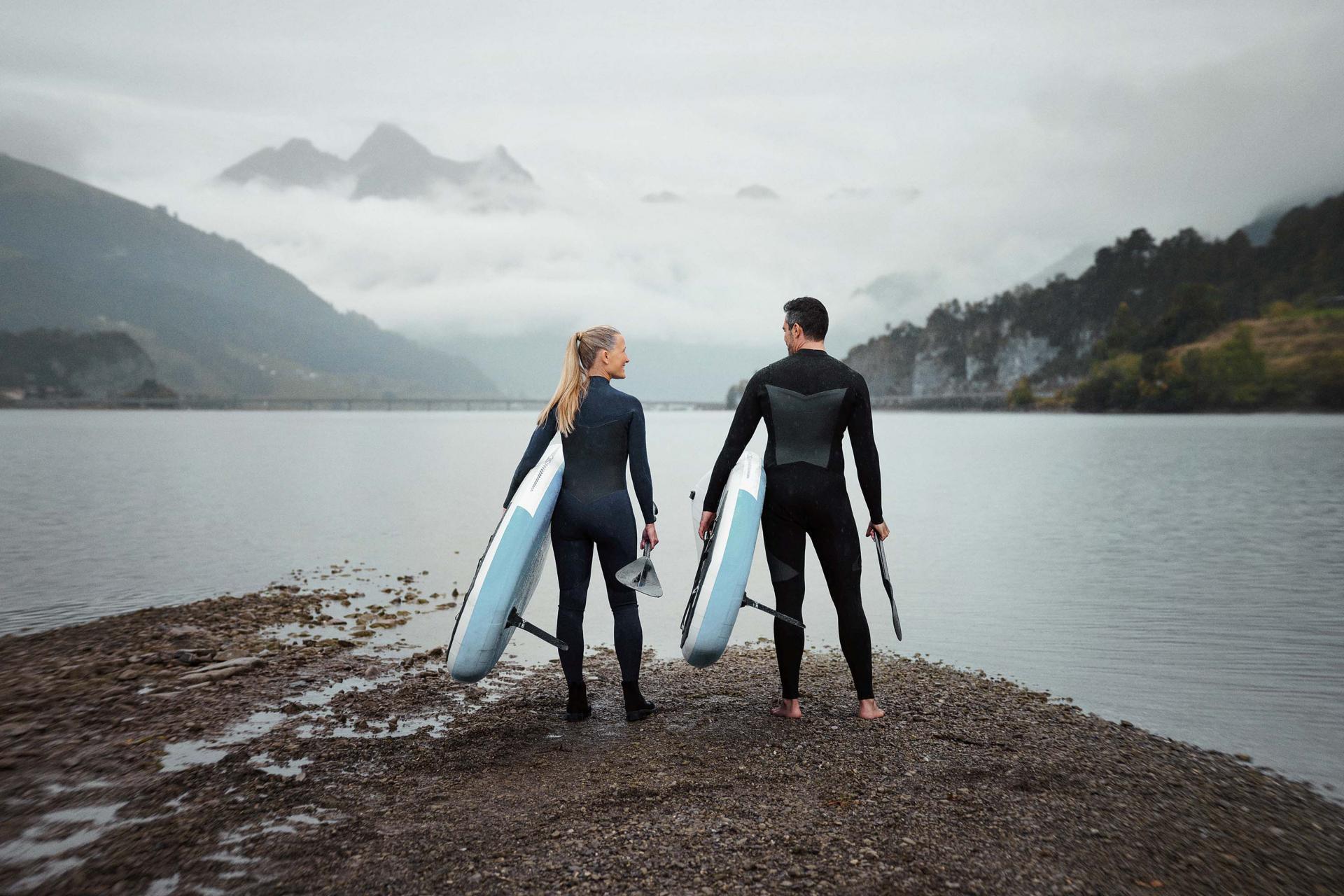 Mann und Frau mit SUP am See