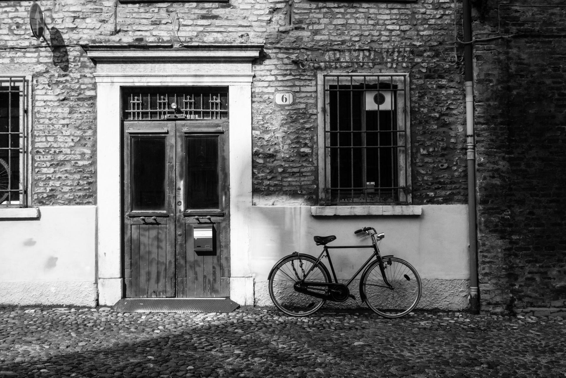 Fahrrad vor alter Fassade