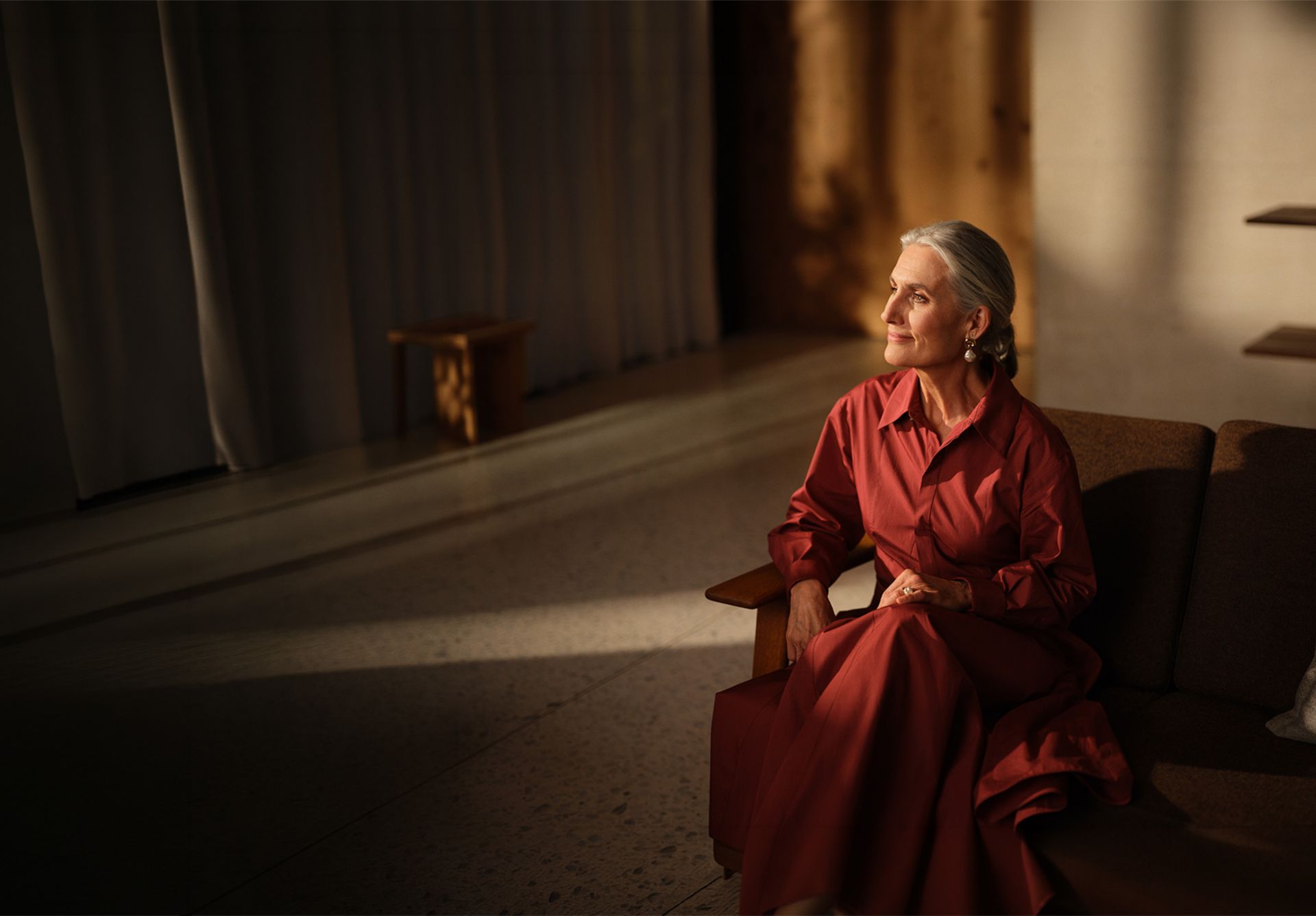 Donna che guarda fuori dall'immagine