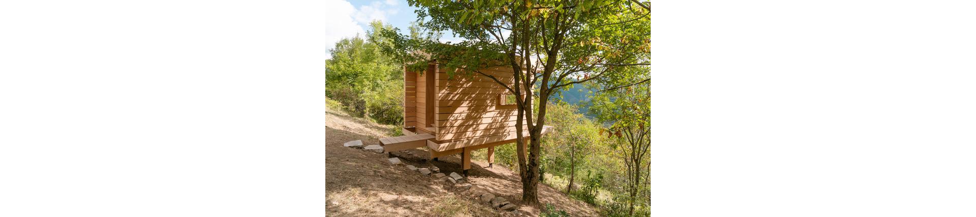 La porta d'ingresso è caratterizzata da un rivestimento a effetto ed è raggiungibile tramite una passerella. La facciata esterna permette di riconoscere il tipo di lavorazione del legno.