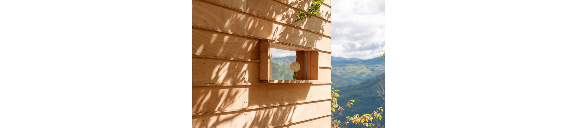 An der Südwestseite erscheint ein kleines Längfenster.