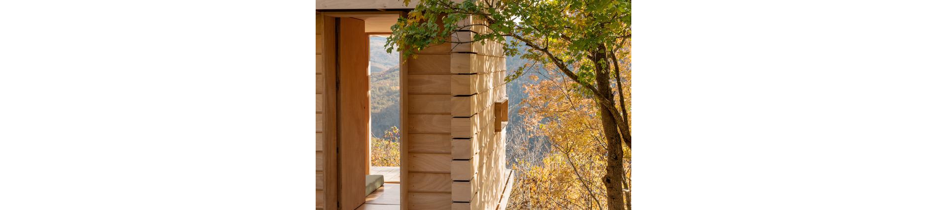 Se si getta uno sguardo attraverso la porta aperta si intravede un panorama splendido.