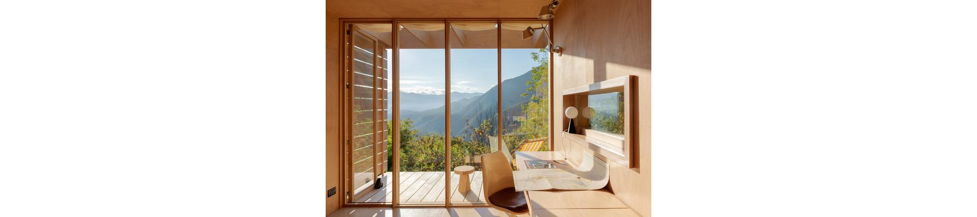 Una delle quattro pareti è costituita interamente da una vetrata con portafinestra che collega l'interno alla terrazza.