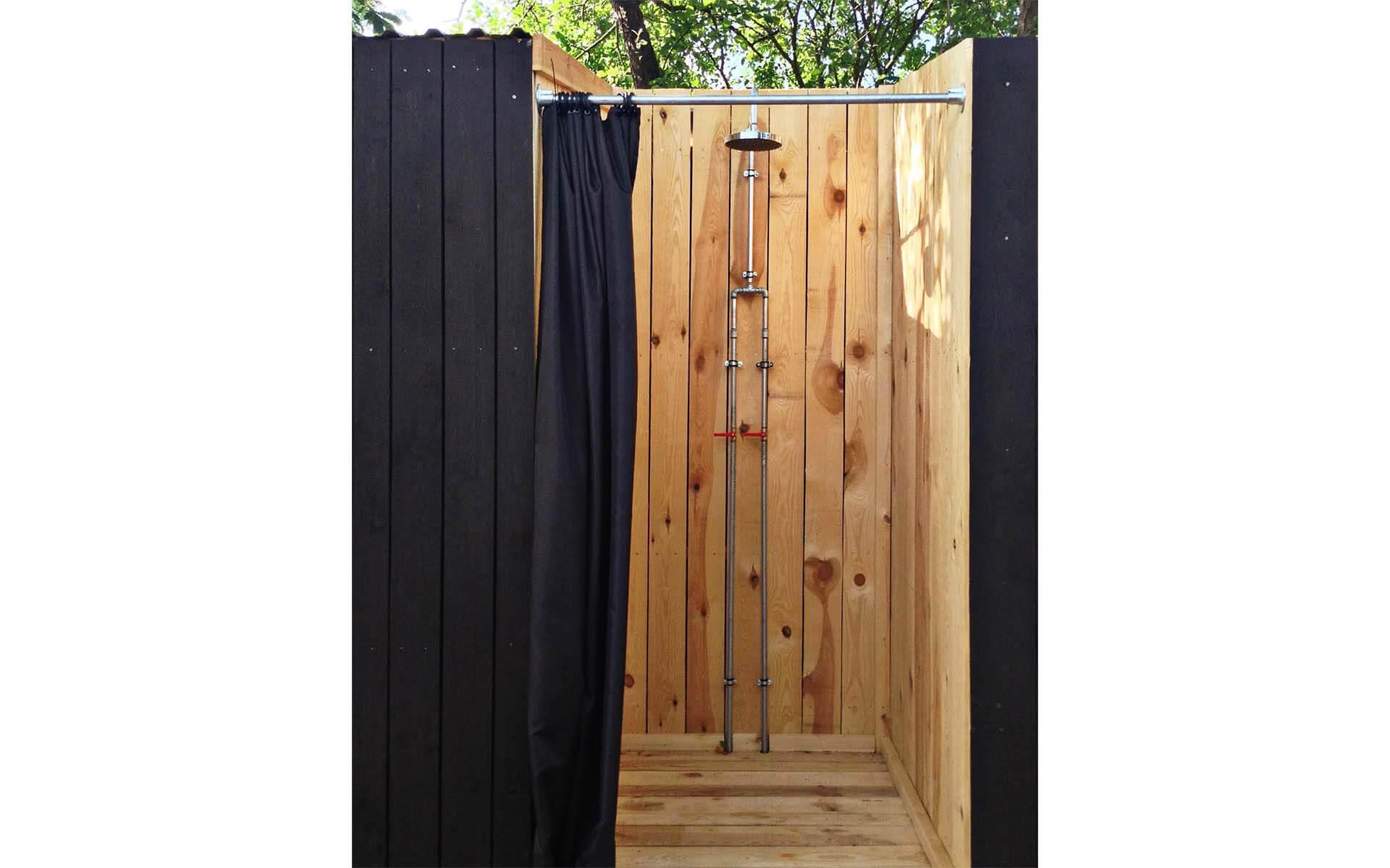 …sowie geduscht wird im Freien, umgeben von der idyllischen Natur.