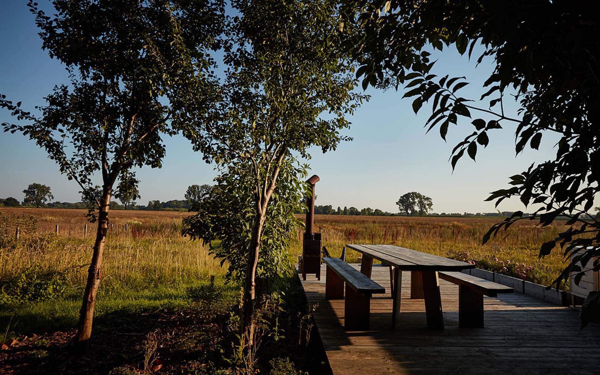 Bis spät in die Abendstunden hinein lässt es sich hier beim knisternden Kaminofen philosophieren.
