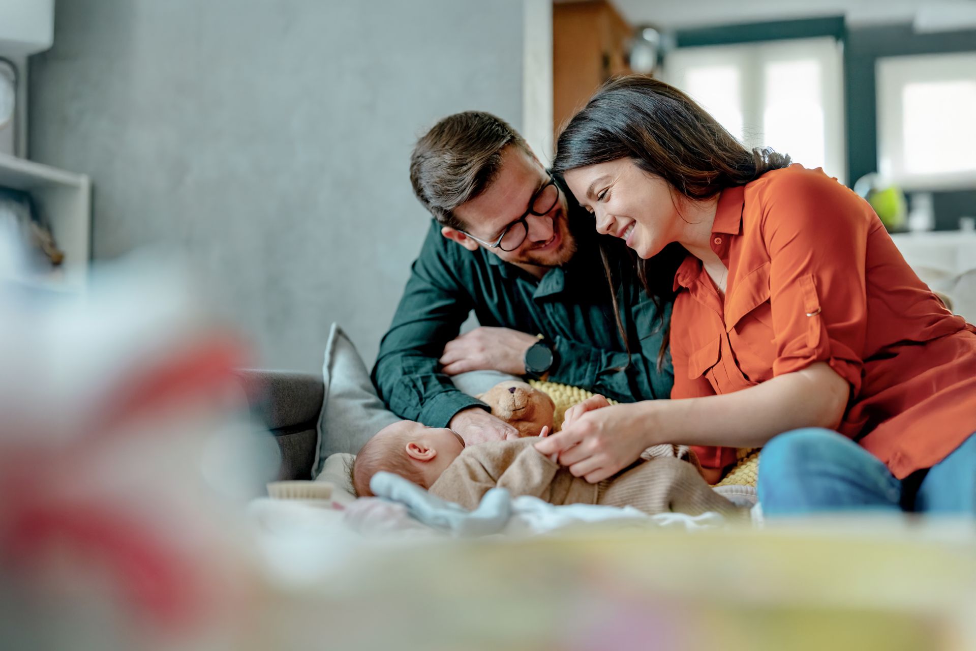Couple avec le bébé assis sur le sol