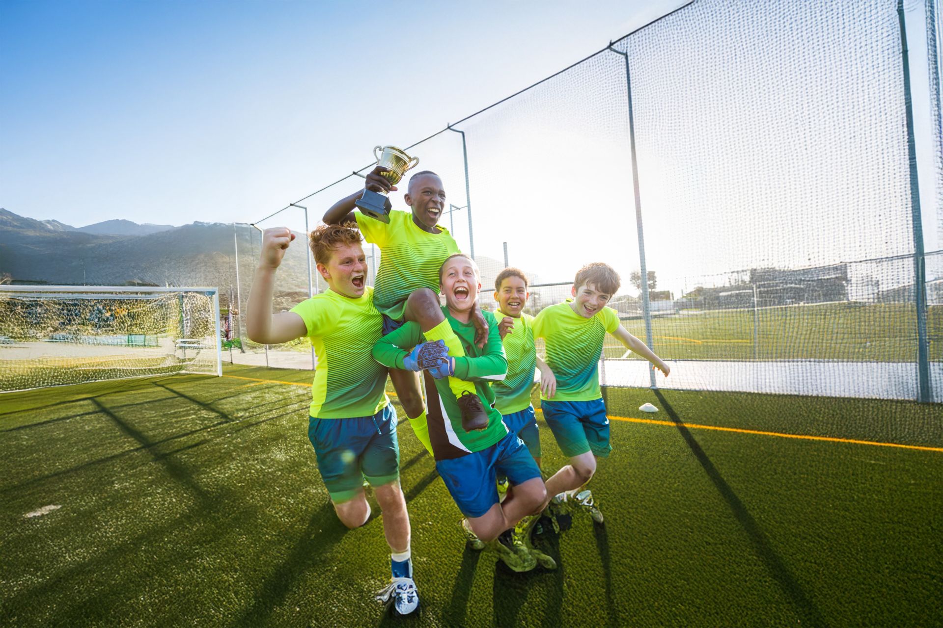 I bambini esultano dopo la vittoria nella partita di calcio