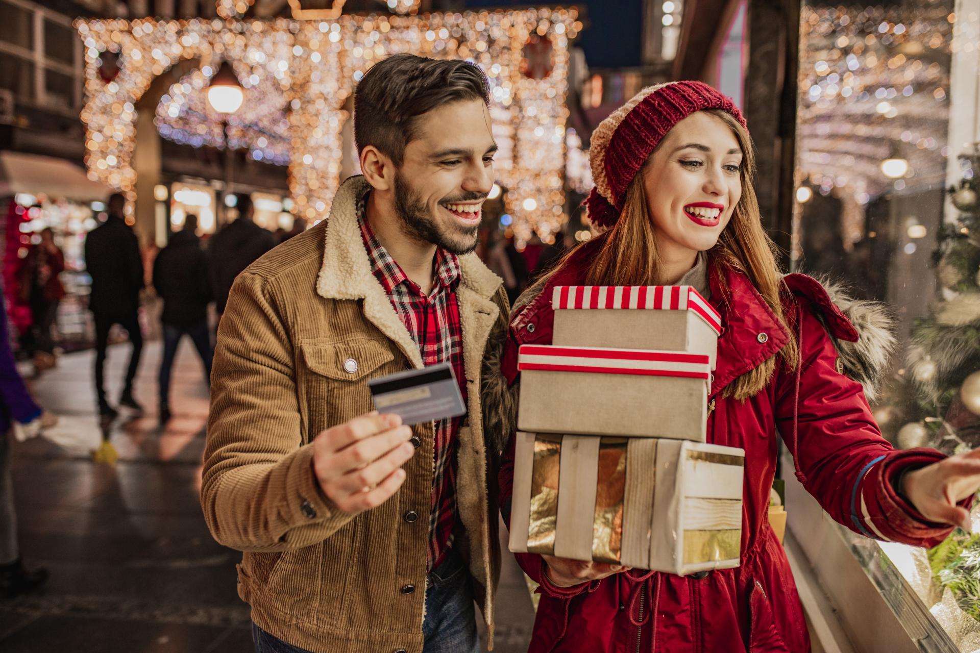 Paar am Weihnachtsmarkt