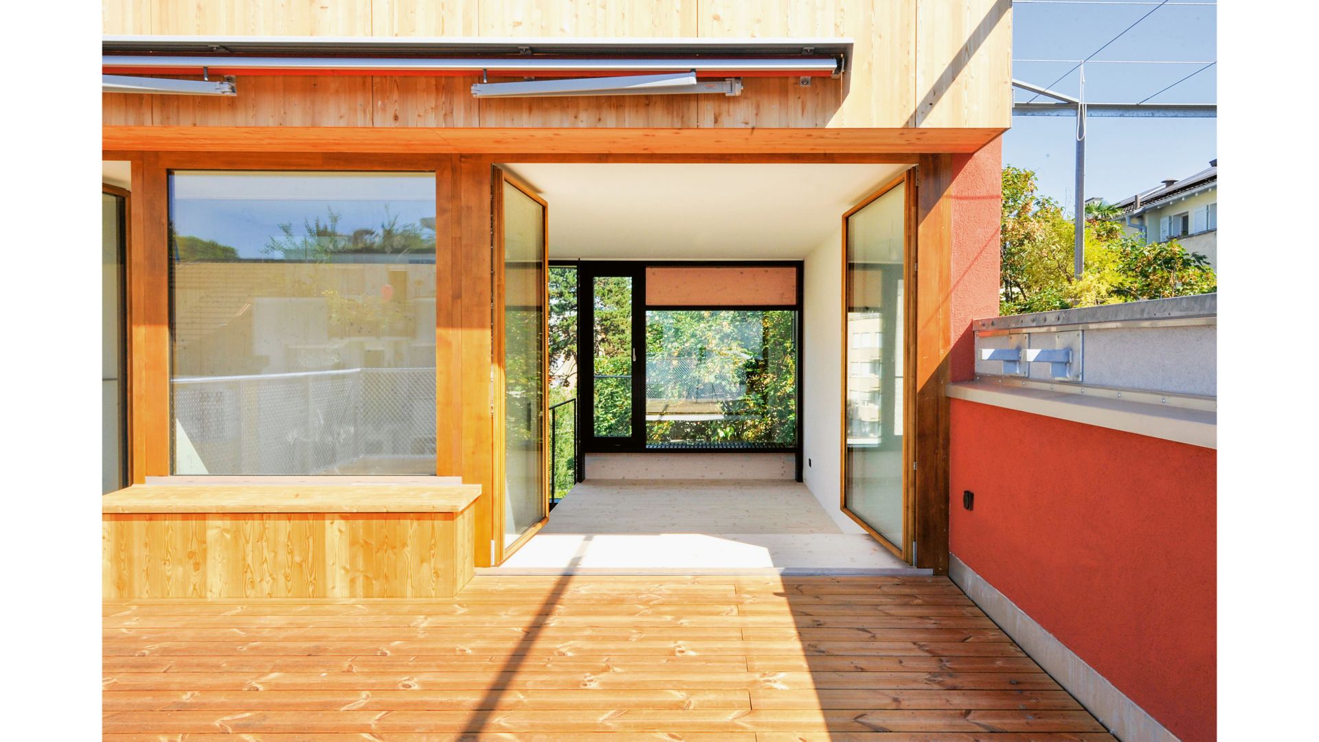 Terrasse de toit au 4e étage avec vue sur la galerie donnant sur le jardin. Photo: Saturne Camus-Govoroff