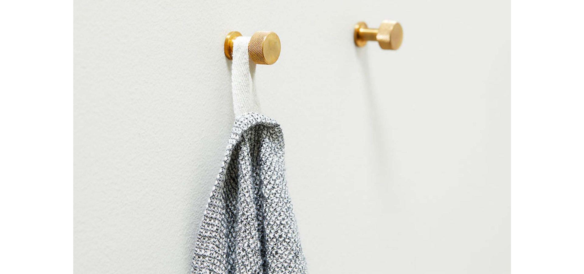 Spesso sono le piccole cose ad avere grande importanza. Come gli accessori del bagno. È possibile utilizzare semplicemente dei ganci da parete o scegliere quelli che diano alla stanza quel certo non so che, perché ce l'hanno loro. Foto: Form & Refine
