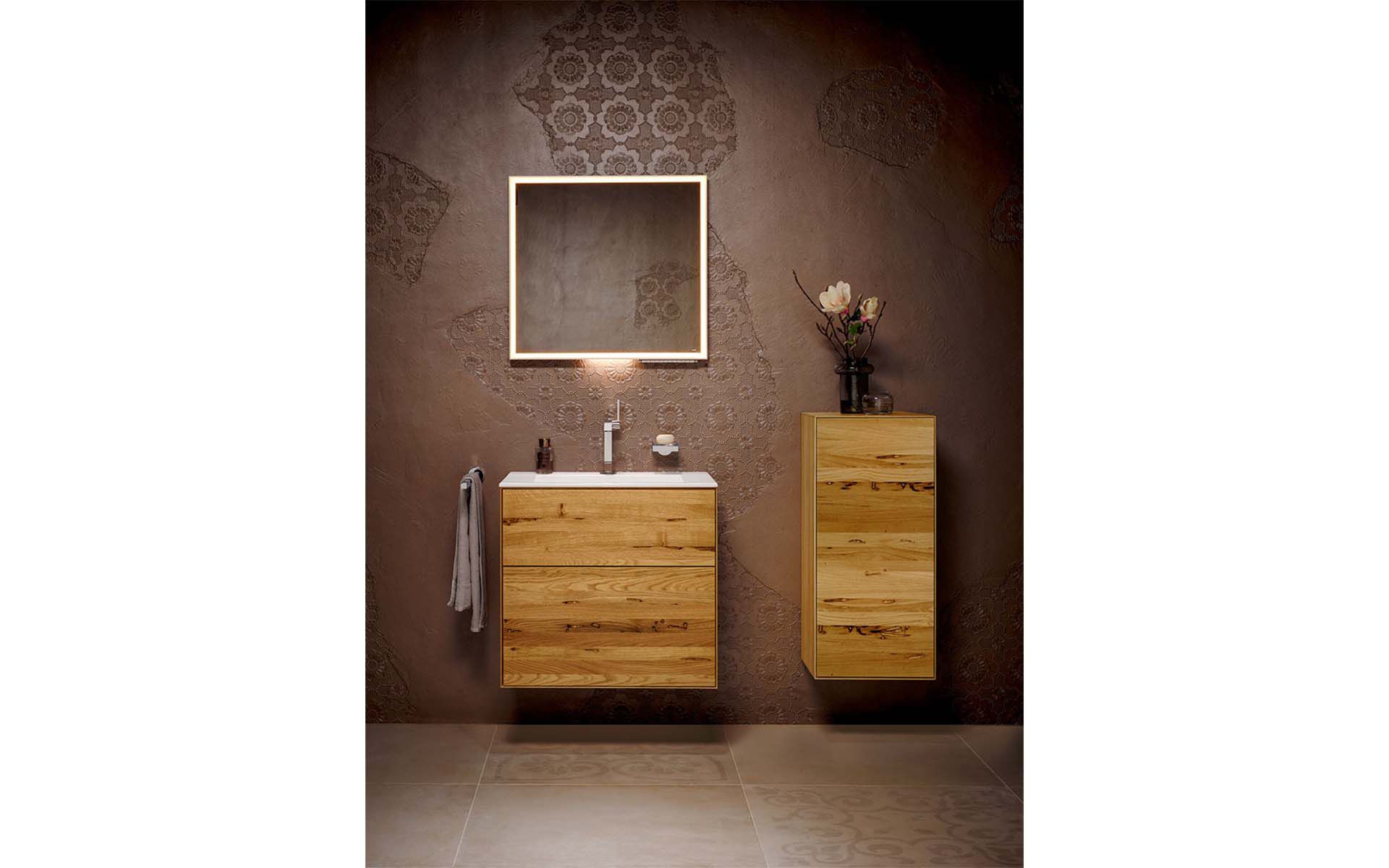 Il concetto di arredo per il bagno «Edition Lignatur», con mobili in legno naturale, è il risultato della pluriennale esperienza di Keuco nel settore bagno unita alle tradizionali abilità di lavorazione del legno di Team 7. Foto: Keuco