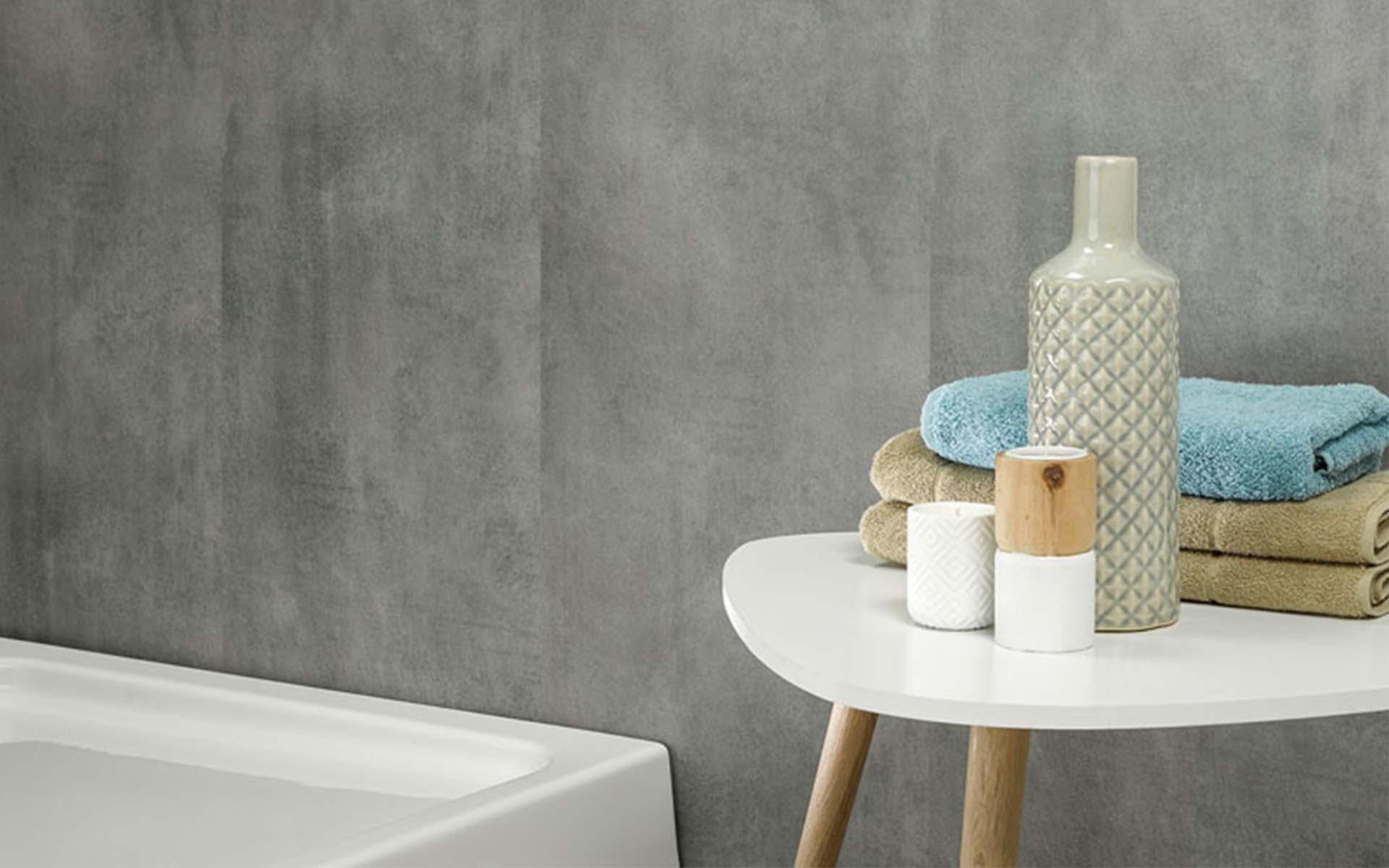 L'impermeabile «Naturo Wall Hydro» di produzione svizzera, qui in look cemento, è una soluzione a parete facile da montare per il bagno. Foto: Naturo Kork