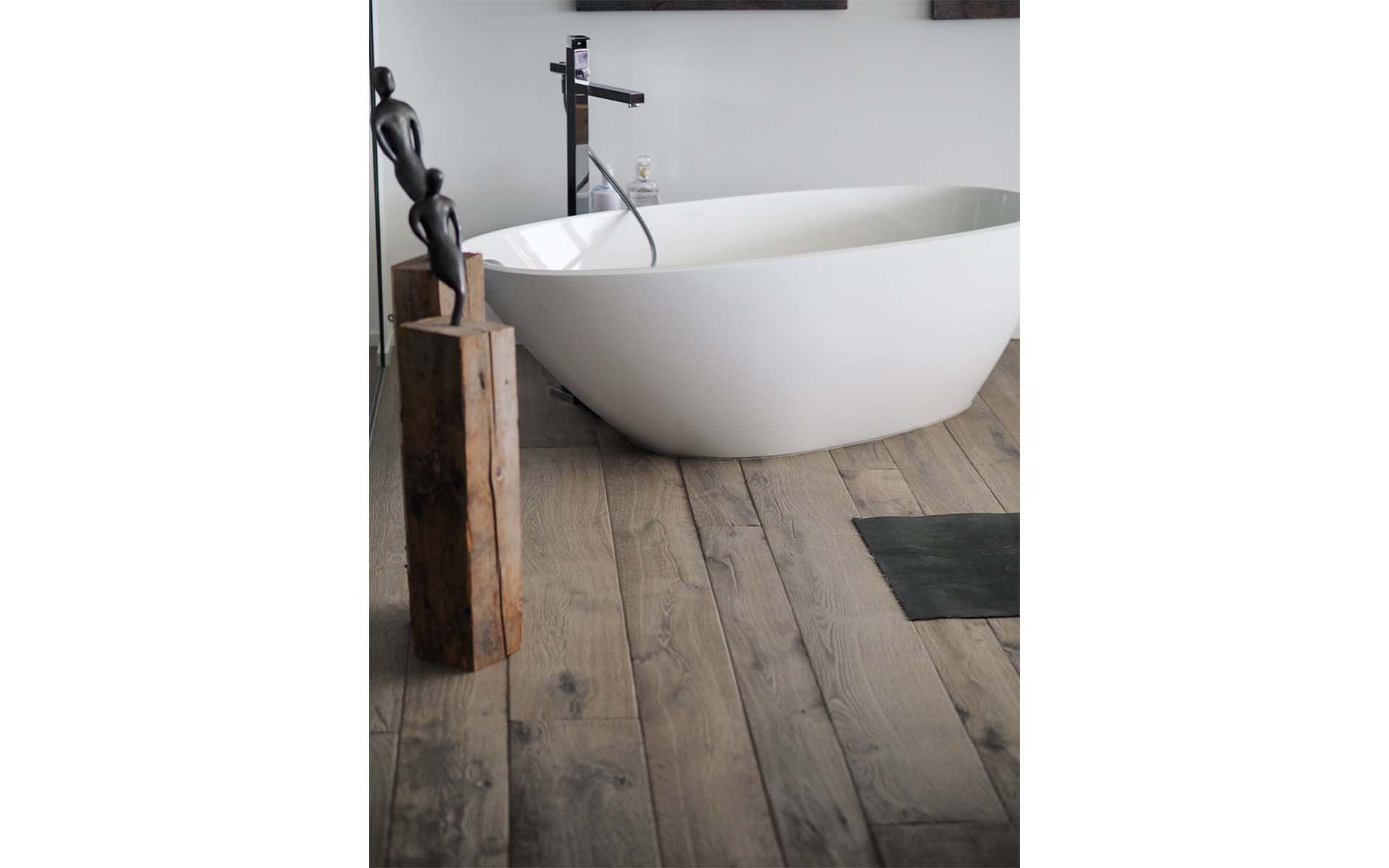 «Wild Art Collection» è il nome di questo parquet in rovere rustico in stile vintage. Foto: Floor Trade