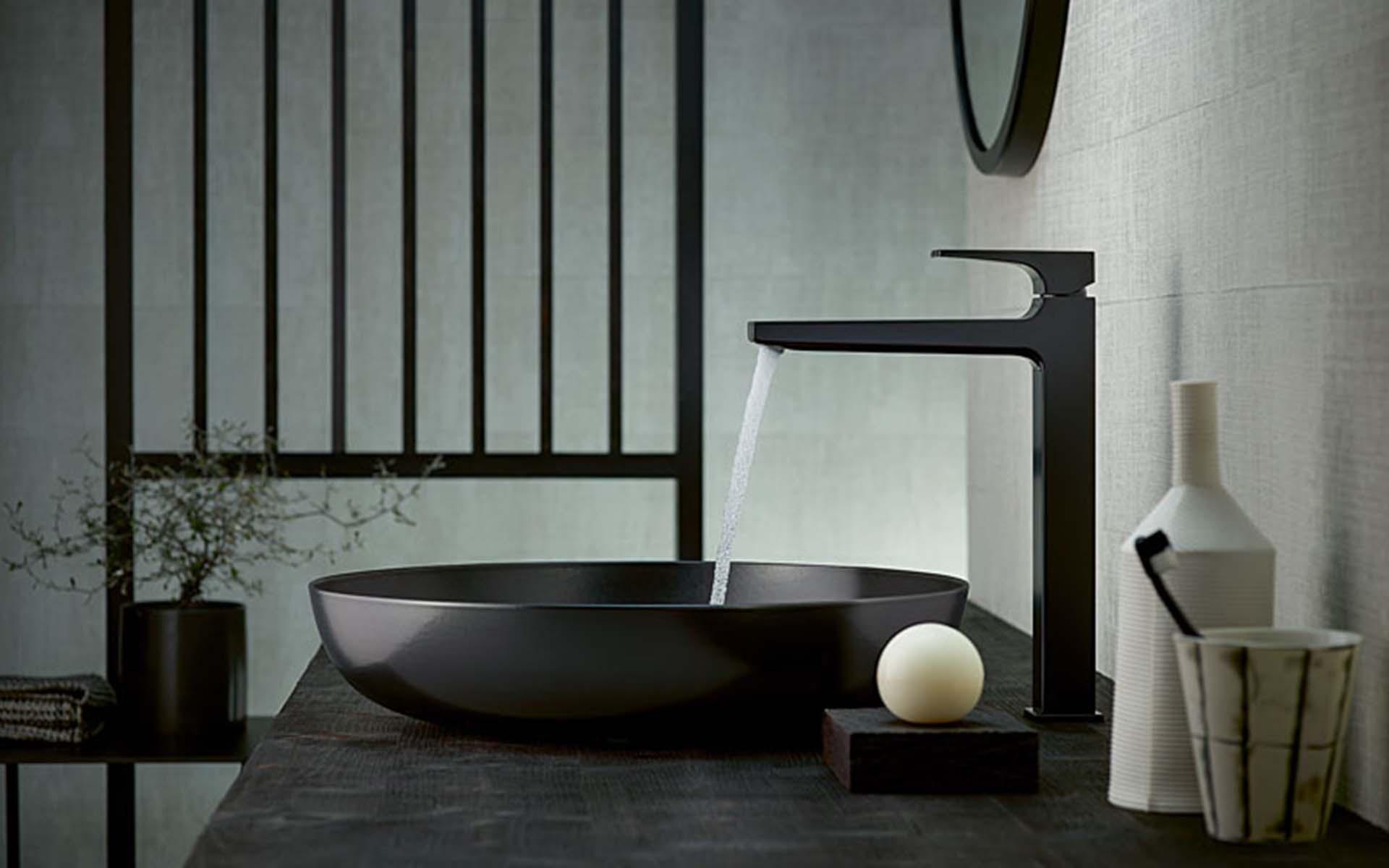 Nei colori di tendenza bianco o nero opaco o in superfici metalliche, «Metropol» lascia scorrere l'acqua. Foto: Hansgrohe