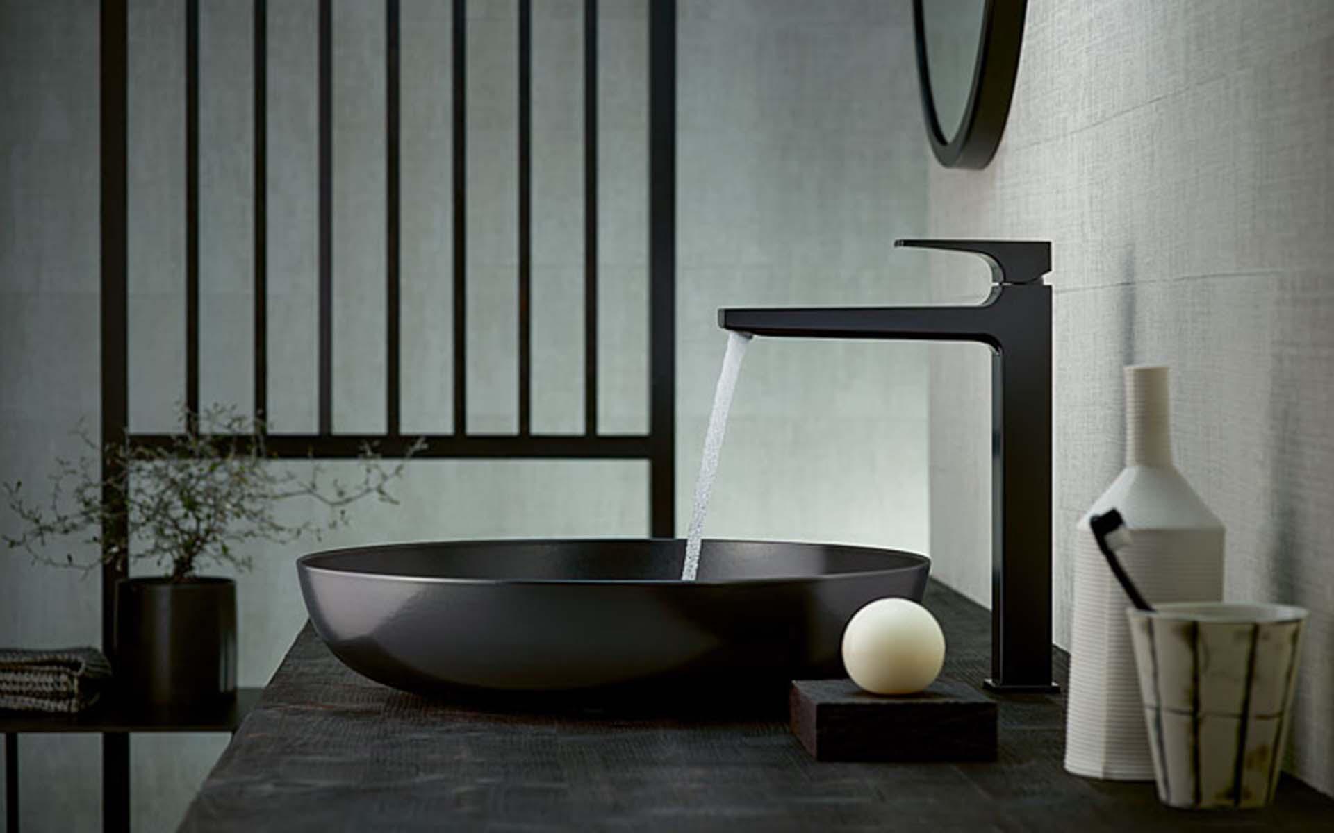 Que ce soit dans les couleurs tendance Matt White ou Matt Black ou dans des surfaces métalliques, «Metropol» fait couler l’eau à flot. Photo: Hansgrohe