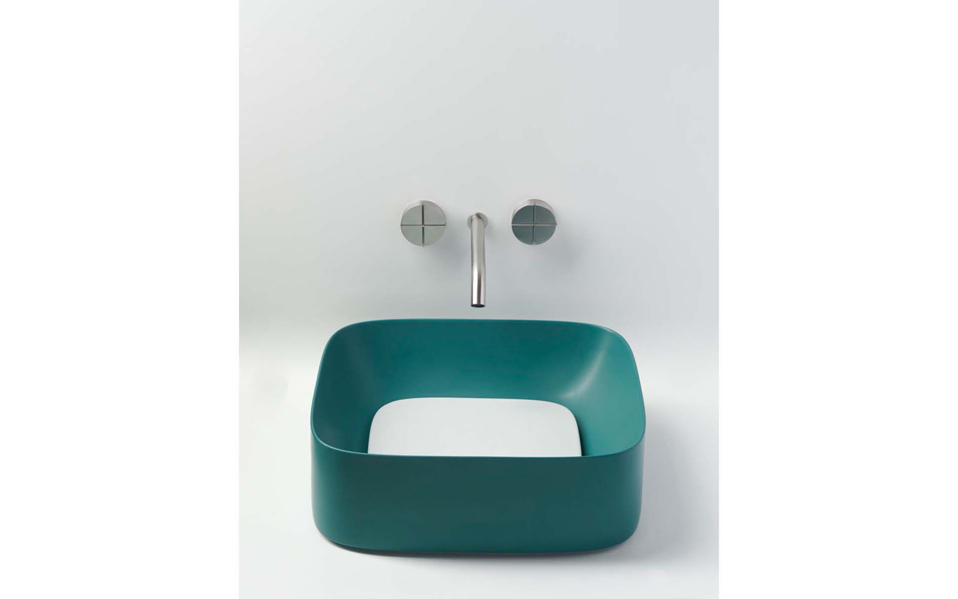 Linee dolcemente curve e diverse combinazioni di colori caratterizzano i lavandini della serie «Acquerello». Foto: Valdama