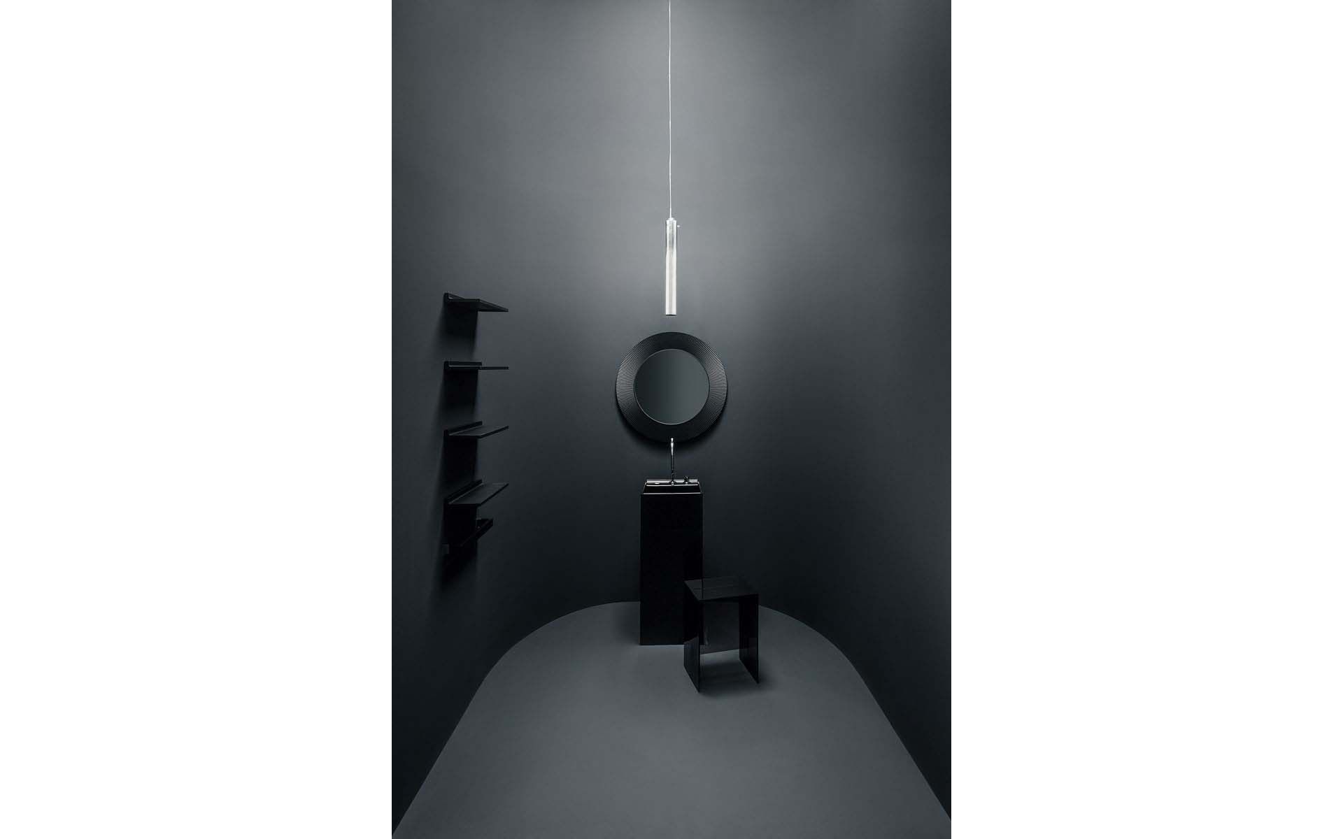 Il fotografo di nature morte Oliver Helbig ha immortalato la collezione «Kartell by Laufen», tutta in nero, in una scena mistica. Foto: Oliver Helbig per Laufen