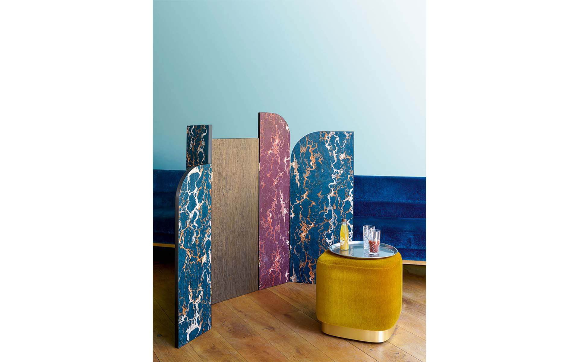 Le strutture del marmo e del legno hanno ispirato il designer Sam Baron a creare questi paraventi, perfetti anche in bagno. Foto: Pierre Frey